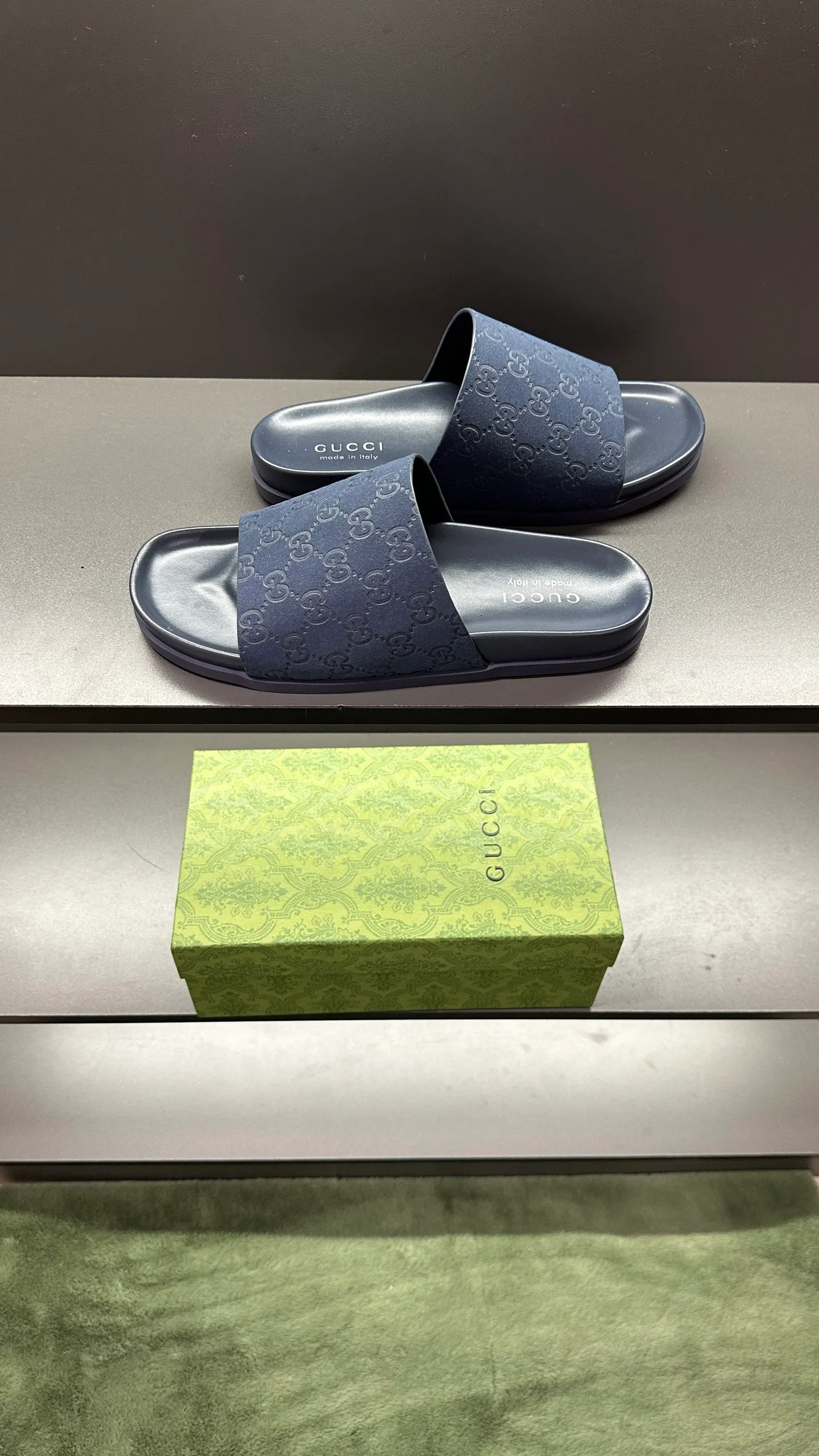 [G Home New Style] P: 300💰Men's size 39~45, (46. Customized) This slipper is made of GG polyester fiber and is decorated with a Gucci label on the front, which adds a striking logo feel to the style. "Gucci Made in Italy" stamped label Rubber sole Flat Made in Italy
